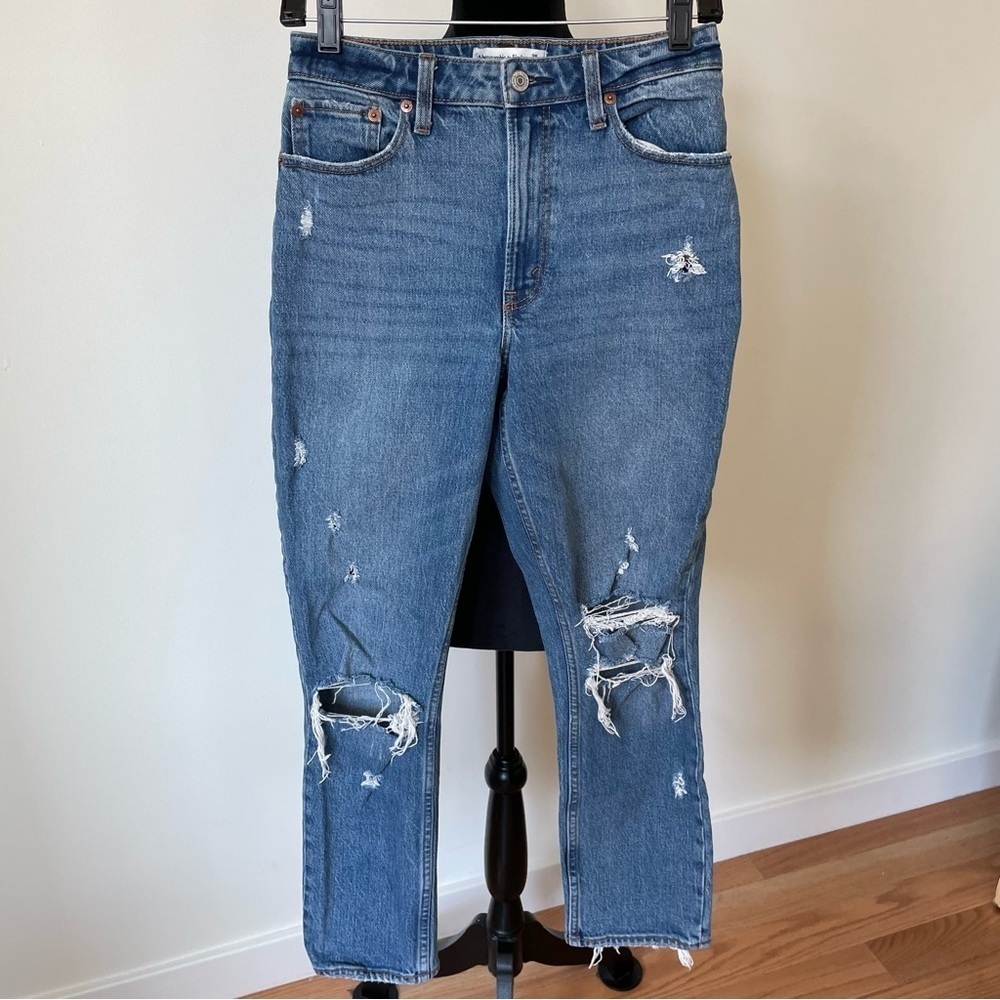 Abercrombie & Fitch Medium Ripped Wash Blue Curve Love High Rise Mom Jean EUC 25